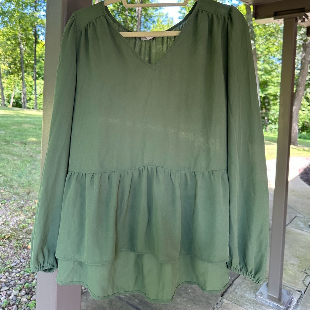 Super sweet green LOFT top